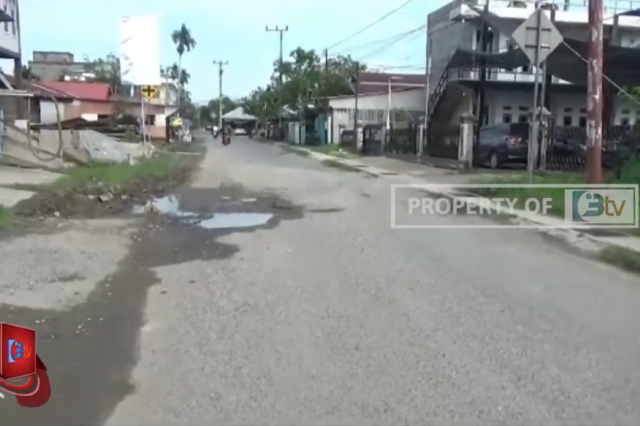 BELASAN TITIK JALAN DIKOTA KUALA TUNGKAL RUSAK BERLOBANG,