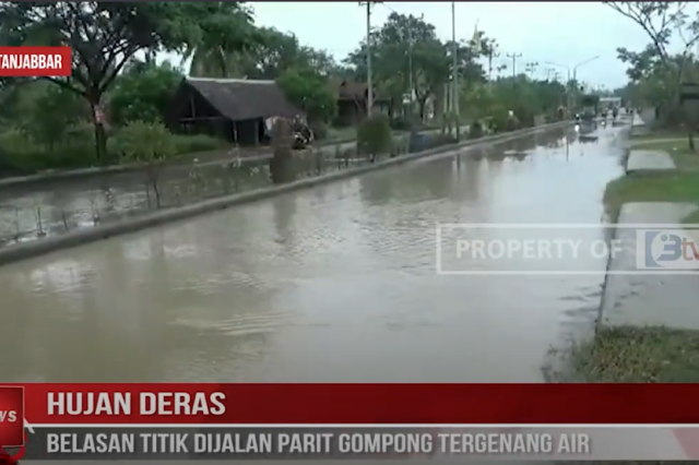 HUJAN DERAS,BELASAN TITIK DIJALAN PARIT GOMPONG TERGENANG AIR