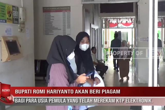 BUPATI ROMI HARIYANTO AKAN BERI PIAGAM BAGI PARA USIA PEMULA YANG TELAH MEREKAM KTP ELEKTRONIK