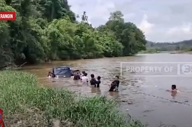 DIDUGA SOPIR NGANTUK, MOBIL GRANMAX TERJUN KE SUNGAI