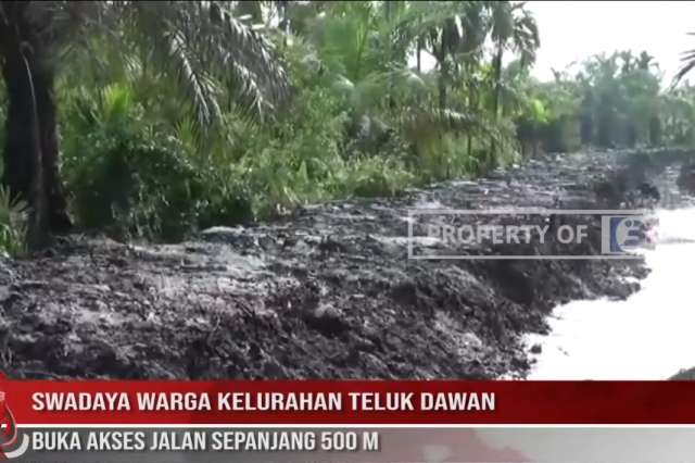 SWADAYA WARGA KELURAHAN TELUK DAWAN BUKA AKSES JALAN SEPANJANG 500 M