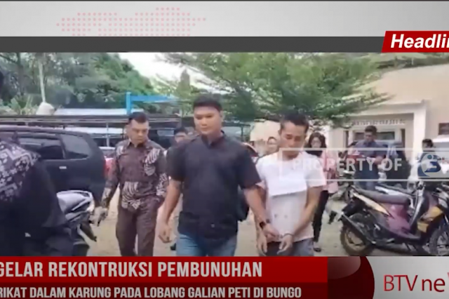 POLISI GELAR REKONTRUKSI P3MBUNUH4N M4Y4T TERIKAT DALAM KARUNG PADA LOBANG GALIAN PETI DI BUNGO