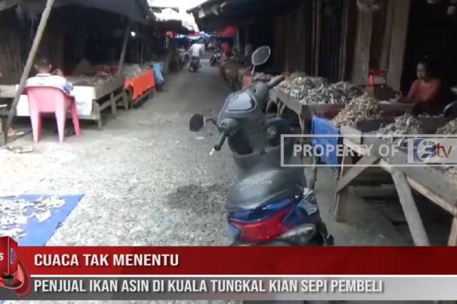 CUACA TAK MENENTU, PENJUAL IKAN ASIN DI KUALA TUNGKAL KIAN SEPI PEMBELI