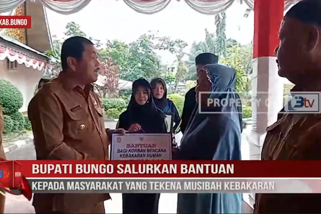 BUPATI BUNGO SALURKAN BANTUAN KEPADA MASYARAKAT YANG TEKENA MUSIBAH KEBAKARAN