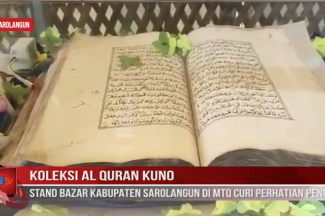 KOLEKSI AL QURAN KUNO STAND BAZAR KABUPATEN SAROLANGUN DI MTQ CURI PERHATIAN PENGUNJUNG