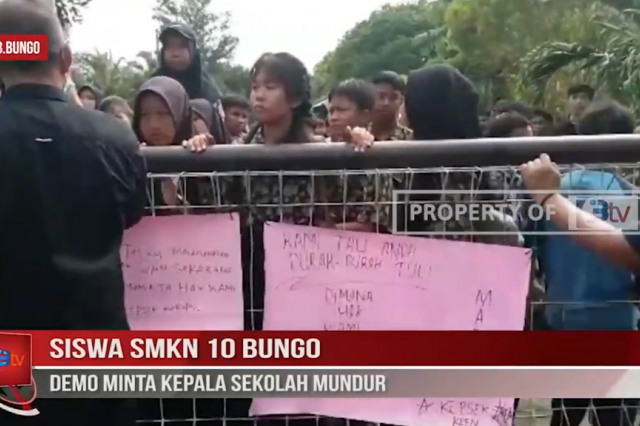 SISWA SMKN 10 BUNGO DEMO MINTA KEPALA SEKOLAH MUNDUR