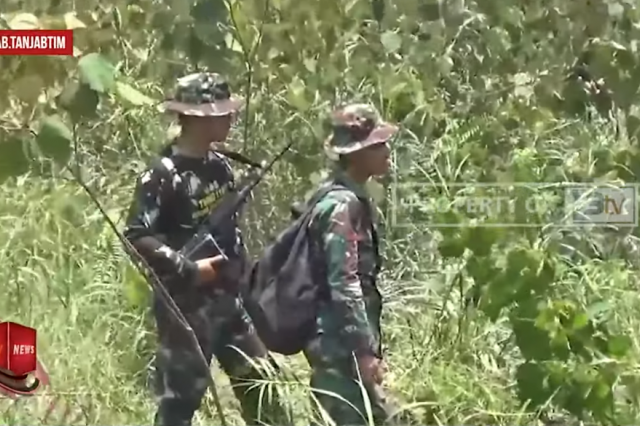 TERUS DIKERJAKAN PEMBUKAAN JALAN OLEH SATGAS TMMD BERSAMA MASYARAKAT