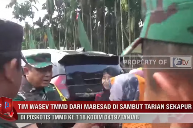 TIM WASEV TMMD DARI MABESAD DI SAMBUT TARIAN SEKAPUR SIRIH DI POSKOTIS TMMD KE 118 KODIM 0419/TANJAB