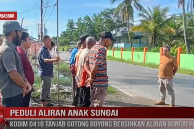 PEDULI ALIRAN ANAK SUNGAI, KODIM 0419 TANJAB GOTONG ROYONG BERSIHKAN ALIRAN SUNGAI PARIT 2