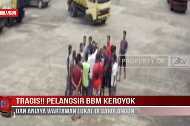 TRAGIS!! PELANGSIR BBM KEROYOK DAN ANIAYA WARTAWAN LOKAL DI SAROLANGUN