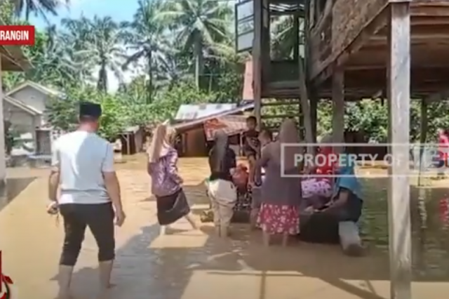 DIGUYUR HUJAN SEMALAM, PULUHAN RUMAH WARGA DI MERANGIN TERENDAM BANJIR