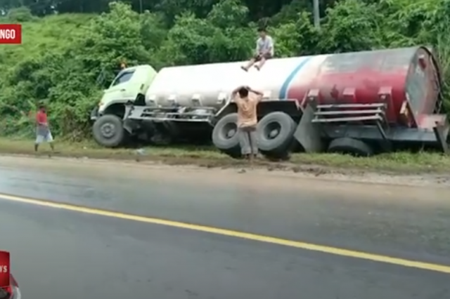 AKIBAT JALAN LINCIN DIGENANGI AIR, SATU TRUK CPO ALAMI KECALAKAAN