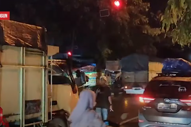 AKIBAT TRAFFIC LIGHT DI SAROLANGUN RUSAK, PENGENDARA TRUCK ALAMI KECELAKAAN HINGGA RINGSEK