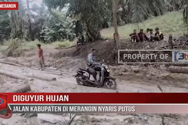 DIGUYUR HUJAN, JALAN KABUPATEN DI MERANGIN NYARIS PUTUS