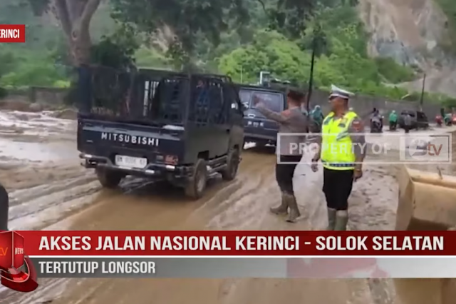 AKSES JALAN NASIONAL KERINCI SOLOK SELATAN TERTUTUP LONGSOR