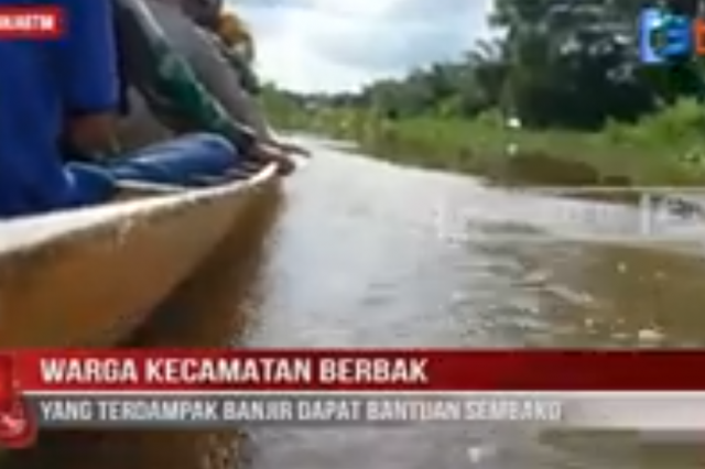 WARGA KECAMATAN BERBAK YANG TERDAMPAK BANJIR DAPAT BANTUAN SEMBAKO