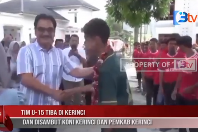 TIM U 15 TIBA DI KERINCI DAN DISAMBUT KONI KERINCI DAN PEMKAB KERINCI