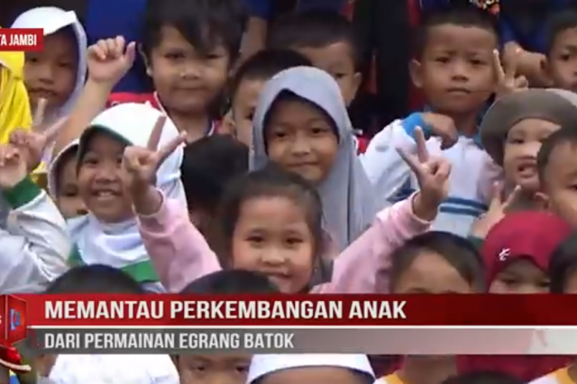 MEMANTAU PERKEMBANGAN ANAK DARI PERMAINAN EGRANG BATOK