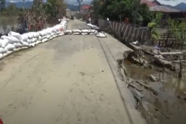 JALAN DESA TANJUNG KARANG SUNGAI PENUH MENGALAMI KERUSAKAN