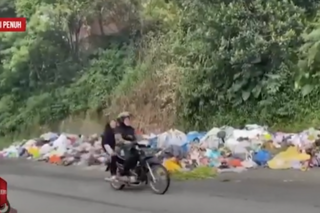 WARGA RESAH SAMPAH MENUMPUK JALAN UTAMA KOTA SUNGAI PENUH