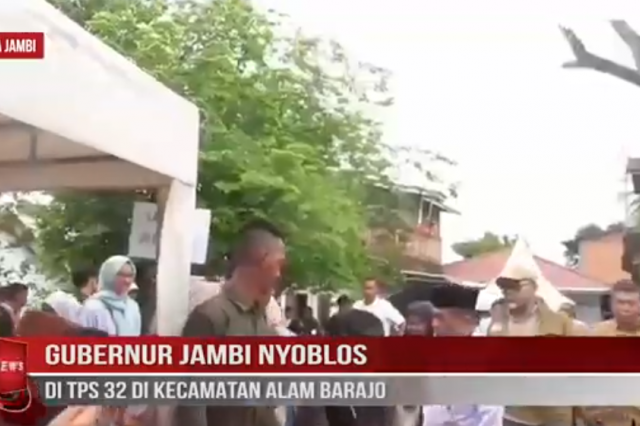 GUBERNUR JAMBI NYOBLOS DI TPS 32 DI KECAMATAN ALAM BARAJO