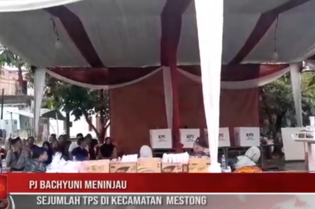 PJ BACHYUNI MENINJAU SEJUMLAH TPS DI KECAMATAN MESTONG