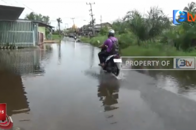 IMBAS ANAK SUNGAI PARIT 2 DIKERUK,JALAN KIHAJAR DEWANTARA TERGENANG BANJIR ROB