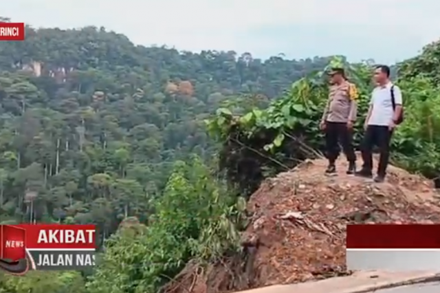 AKIBAT DIGUYUR HUJAN, JALAN NASIONAL KERINCI TERGERUS LONGSOR