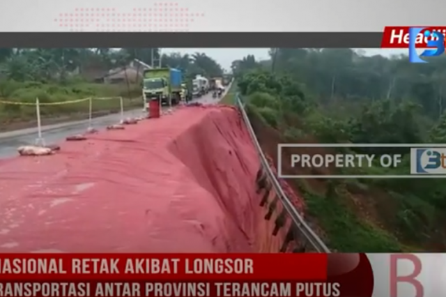 JALAN NASIONAL RETAK AKIBAT LONGSOR, JALUR TRANSPORTASI ANTAR PROVINSI TERANCAM PUTUS