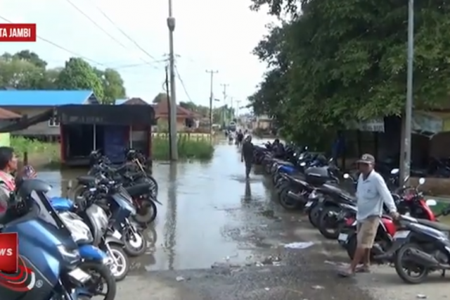 RATUSAN RUMAH WARGA DIKOTA JAMBI MASIH TERENDAM BANJIR