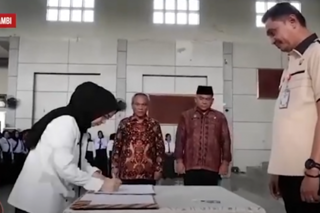 PJ BACHYUNI MENYERAHKAN 776 SURAT KEPUTUSAN PEGAWAI PEMERINTAH DENGAN PERJANJIAN KERJA