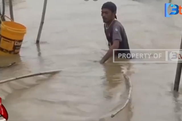 DEMI BERTAHAN HIDUP AKIBAT BANJIR, WARGA BERGEGAS MENCARI IKAN DENGAN PERANGKAP TRADISIONAL