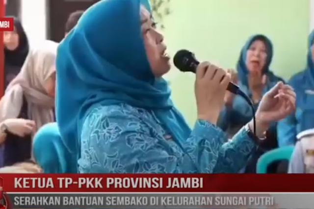 KETUA TP PKK PROVINSI JAMBI SERAHKAN BANTUAN SEMBAKO DI KELURAHAN SUNGAI PUTRI