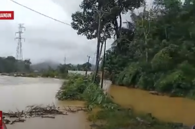 BANJIR BANDANG TERJANG 2 KECAMATAN DAN 8 DESA TERENDAM DI MERANGIN