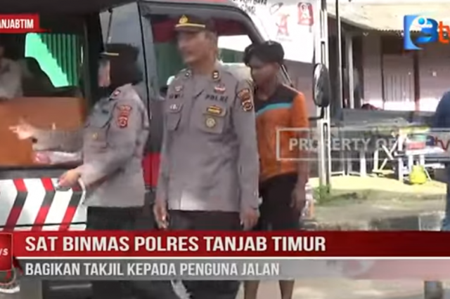 SAT BINMAS POLRES TANJAB TIMUR BAGIKAN TAKJIL KEPADA PENGUNA JALAN