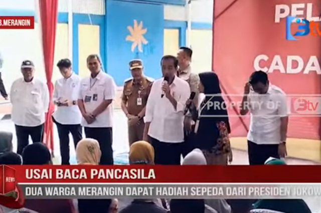 USAI BACA PANCASILA, DUA WARGA MERANGIN DAPAT HADIAH SEPEDA DARI PRESIDEN JOKOWI