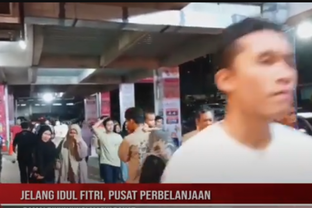 JELANG IDUL FITRI, PUSAT PERBELANJAAN RAMAI DIKUNJUNGI MASYARAKAT