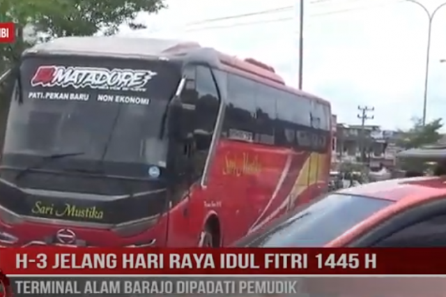 H 3 JELANG HARI RAYA IDUL FITRI 1445 H, TERMINAL ALAM BARAJO DIPADATI PEMUDIK