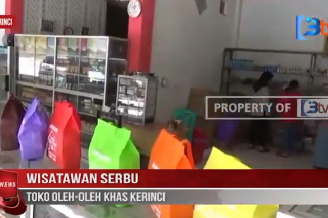 WISATAWAN SERBU TOKO OLEH OLEH KHAS KERINCI