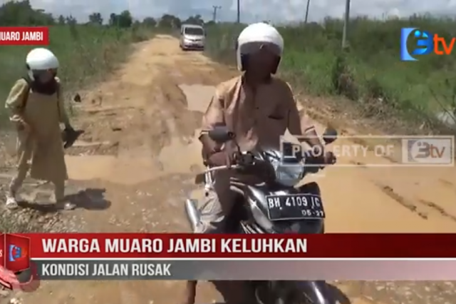 WARGA MUARO JAMBI KELUHKAN KONDISI JALAN RUSAK