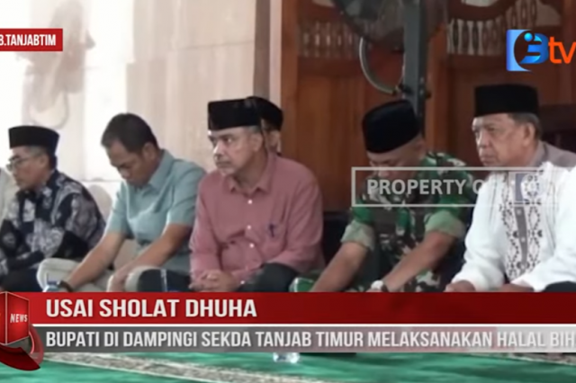 USAI SHOLAT DHUHA, BUPATI DI DAMPINGI SEKDA TANJAB TIMUR MELAKSANAKAN HALAL BIHALAL