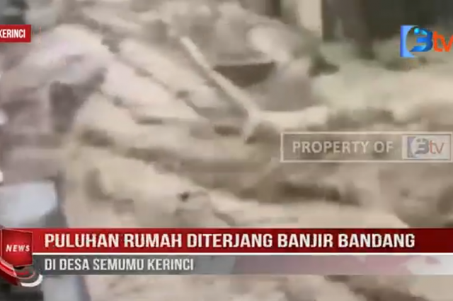 PULUHAN RUMAH DITERJANG BANJIR BANDANG DI DESA SEMUMU KERINCI