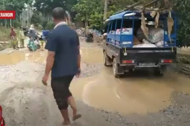 PROTES JALAN RUSAK, WARGA GELAR ACARA MANCING DAN TANAM PINANG DITENGAH JALAN