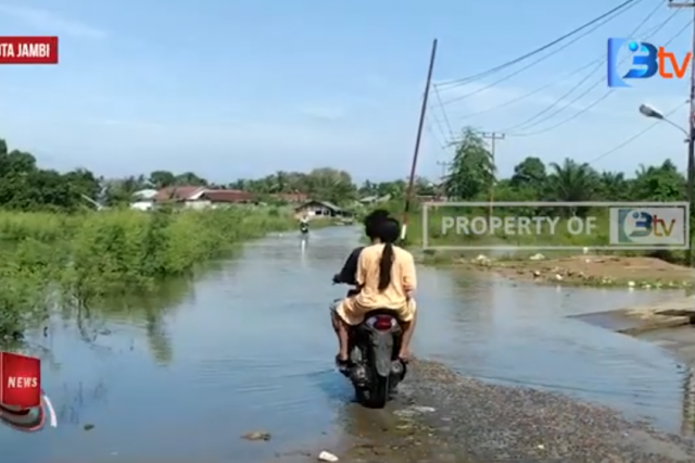 AKTIFITAS WARGA LEGOK KOTA JAMBI TERGANGGU AKIBAT BANJIR