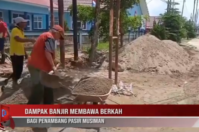 DAMPAK BANJIR MEMBAWA BERKAH BAGI PENAMBANG PASIR MUSIMAN