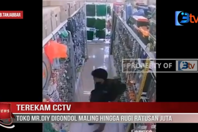 TEREKAM CCTV , TOKO MR DIY DIGONDOL MALING HINGGA RUGI RATUSAN JUTA