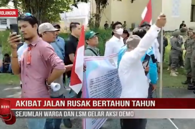 AKIBAT JALAN RUSAK BERTAHUN TAHUN, SEJUMLAH WARGA DAN LSM GELAR AKSI DEMO