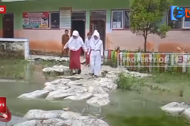 SISWA SD LUBUK SULI KERINCI HARUS MELEWATI TUMPUKAN KARUNG MASUK KE RUANG KELAS