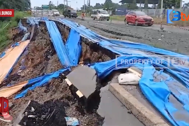 JALAN LINTAS SUMATERA DI BUNGO SEMAKIN LONGSOR