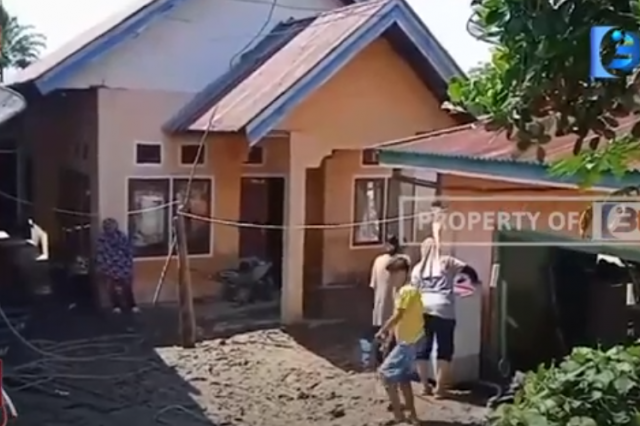 DINDING RUMAH WARGA JEBOL AKIBAT BANJIR DI KOTA SUNGAI PENUH